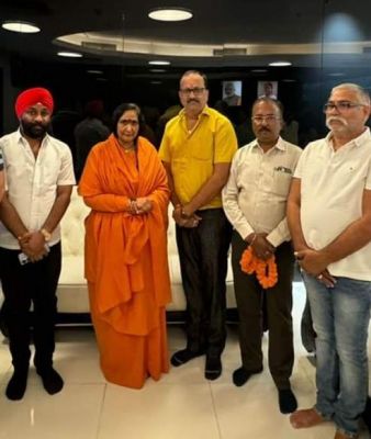 छत्तीसगढ़ पहुंची साध्वी ऋतंभरा, मंत्री लक्ष्मी राजवाड़े ने पुष्पवर्षा कर किया अभिनन्दन.