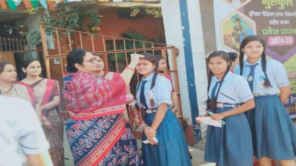 शिक्षकों ने तिलक लगाकर परीक्षार्थियों का किया स्वागत