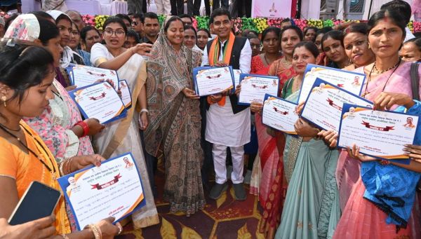 सशक्त नारी समागम कार्यक्रम में 184 महिलाओं का हुआ सम्मान, विभिन्न योजना के हितग्राहियों को सामग्री वितरण