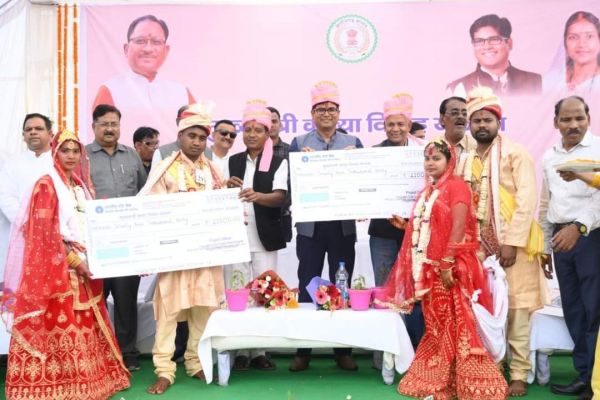 वित्त मंत्री ओ.पी.चौधरी सामूहिक विवाह में हुए शामिल, पुष्प वर्षा कर नव विवाहित जोड़ों को दिया आशीर्वाद