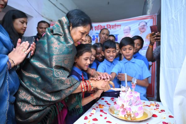 मुख्यमंत्री की धर्मपत्नी ने अपने जन्मदिन पर आयोजित न्योता भोज में अपने हाथों से बनी खीर बच्चों को परोसी