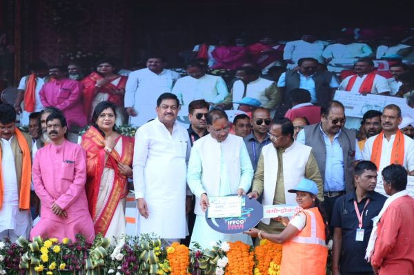 मुख्यमंत्री विष्णुदेव साय ने ड्रोन दीदी चित्ररेखा को सौंपी ड्रोन की चाबी