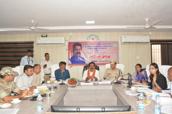 उपमुख्यमंत्री विजय शर्मा ने विभागीय योजनाओं के क्रियान्वयन और प्रगति की समीक्षा की