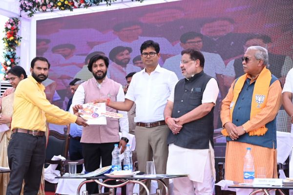 आवास एवं पर्यावरण मंत्री ओ.पी. चौधरी ने सौंपी प्रधानमंत्री सह मुख्यमंत्री आवास योजना के हितग्राहियों को आवास की चाबी