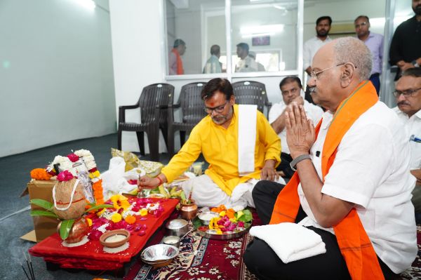 विधिवत पूजा अर्चना के साथ भाजपा के लोकसभा केंद्रीय चुनाव कार्यालय का बृजमोहन अग्रवाल ने किया शुभारंभ