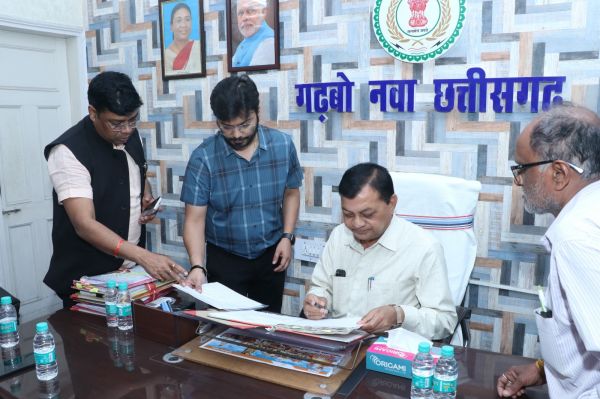 श्रम मंत्री श्री देवांगन ने श्रम कल्याण मण्डल के अध्यक्ष का कार्यभार ग्रहण किया