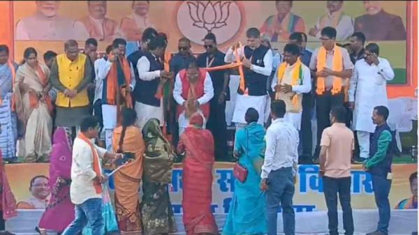 370 कांग्रेसियों का भाजपा में प्रवेश पर संगठन हो रहा खंड-खंड, कार्यकर्ता सम्मेलन में मंच पर नहीं दिखे वरिष्ठ पदाधिकारी, जिला महामंत्रियों के खिलाफ कार्यकर्ताओं में नाराजगी