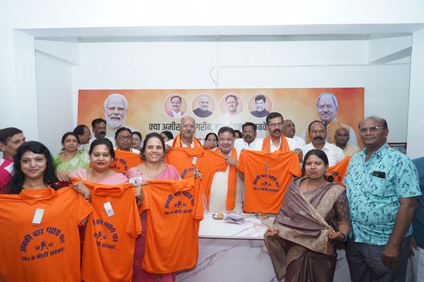 बृजमोहन अग्रवाल ने ली रायपुर लोकसभा केंद्रीय कार्यालय में भाजपा पार्षदों और छाया पार्षदों की बैठक