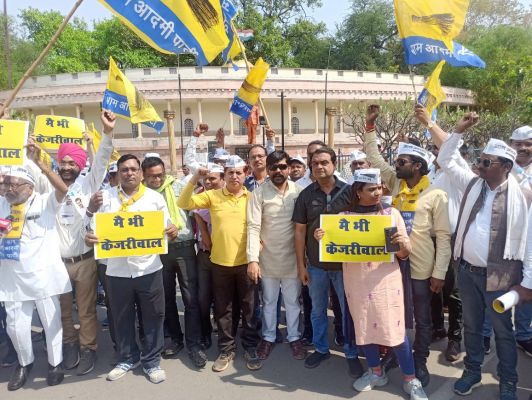आप संयोजक और दिल्ली सीएम अरविंद केजरीवाल की गिरफ्तारी के विरोध में आम आदमी आदमी पार्टी का प्रदर्शन