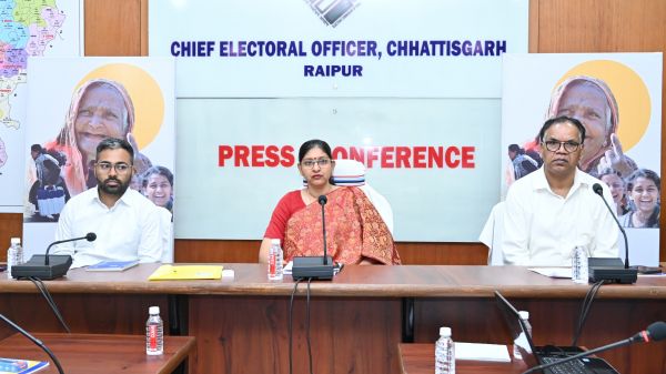 मुख्य निर्वाचन पदाधिकारी रीना बाबासाहेब कंगाले ने अनिवार्य सेवा के रूप में अधिसूचित विभागों के नोडल अधिकारियों की ली बैठक