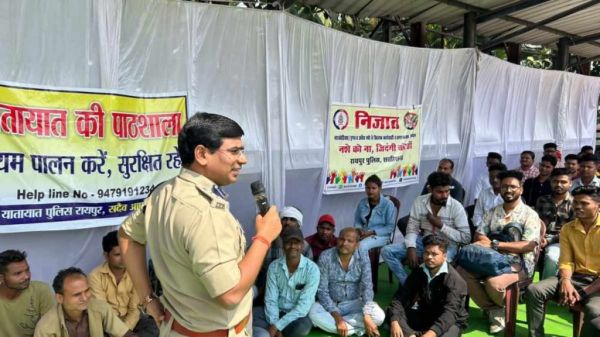 रायपुर यातायात पुलिस की अनोखी पहल : चौक-चौराहों पर लगाई जा रही &ldquo;यातायात की पाठशाला&rdquo;, उल्लंघनकर्ता वाहन चालकों को दी जा रही हिदायत