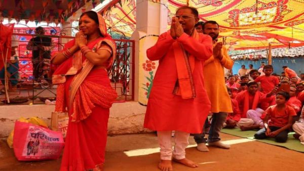 मुख्यमंत्री विष्णुदेव साय ने सीएम कैंप में मनाई होली, परिजनों और स्थानीय रहवासियों के साथ बांटी खुशियों के रंग