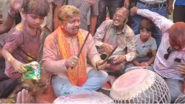 पुलिसकर्मियों के साथ होली के उल्लास में शामिल हुए उप मुख्यमंत्री विजय शर्मा, नगाड़ा बजाकर बनाया माहौल&hellip;