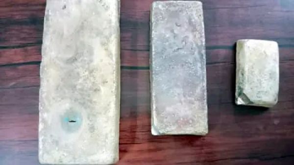 वाहन चेकिंग के दौरान रायपुर पुलिस की बड़ी कार्रवाई, कार से साढ़े सात किलो चांदी जब्त