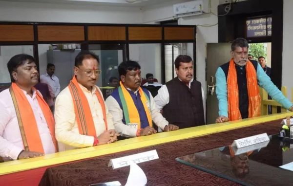 भाजपा प्रत्याशी महेश कश्यप ने दाखिल किया नामांकन