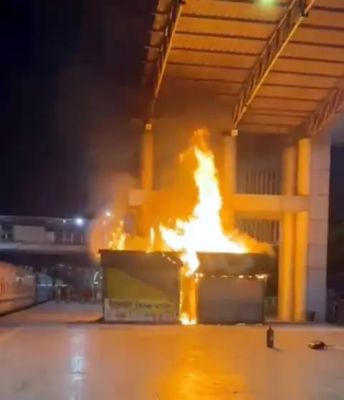 रेलवे स्टेशन में लगी भयानक आग, कैंटीन व मिल्क पार्लर जलकर खाक