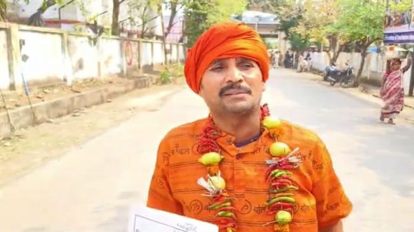 नींबू-मिर्ची की माला पहनकर नामांकन फॉर्म भरने पहुंचे निर्दलीय प्रत्याशी, कुर्ते में लिखा था बोल बम