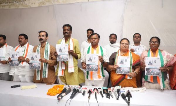 छत्तीसगढ़ में प्रदेश कांग्रेस अध्यक्ष दीपक बैज ने बालोद के गुंडरदेही में जारी किया घोषणा पत्र