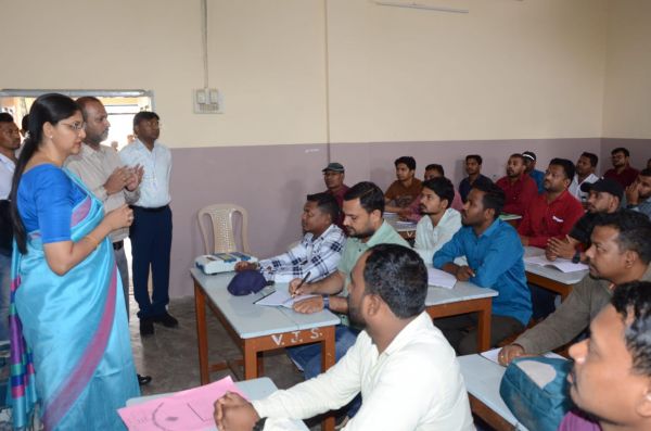 मुख्य निर्वाचन पदाधिकारी रीना बाबासाहेब कंगाले ने मतदान दलों के प्रशिक्षण का लिया जायजा