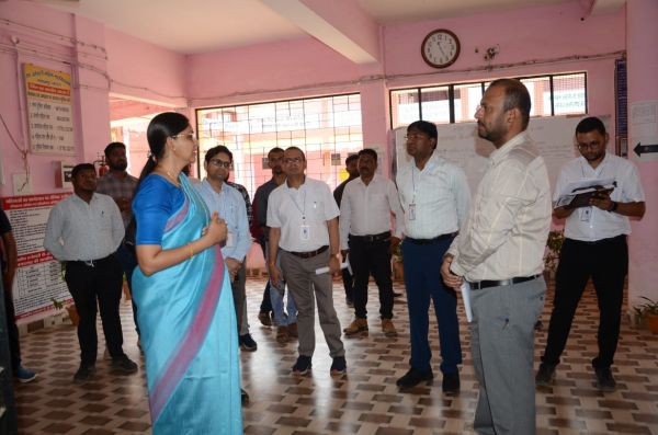 मुख्य निर्वाचन पदाधिकारी रीना बाबासाहेब कंगाले ने जगदलपुर शहर के मतदान केन्द्रों का किया निरीक्षण