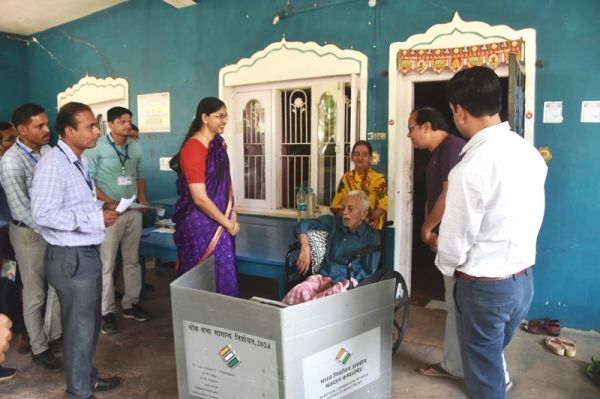 मुख्य निर्वाचन पदाधिकारी ने दंतेवाड़ा में होम वोटिंग की प्रक्रिया का किया निरीक्षण