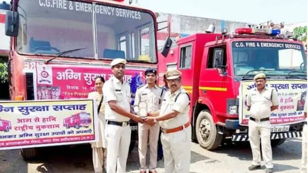 अग्निशमन सेवा दिवस पर उत्कृष्ट कार्य करने वाले नगर सैनिकों का हुआ सम्मान