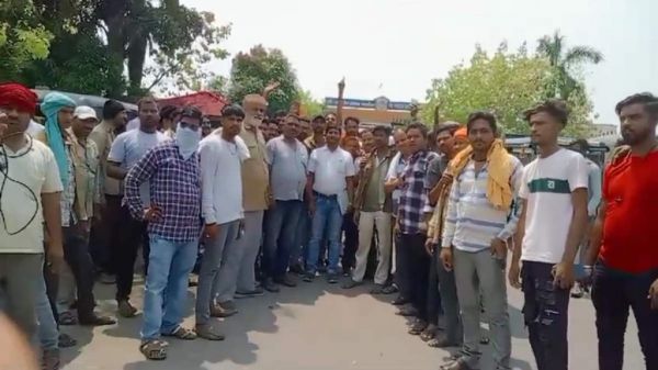 रेलवे स्टेशन पर पार्किंग संचालक की मनमानी : अवैध वसूली से आक्रोशित ऑटो चालकों ने घेरा DRM ऑफिस, 72 घंटे का दिया अल्टीमेटम, व्यवस्था नहीं सुधरी तो करेंगे आंदोलन