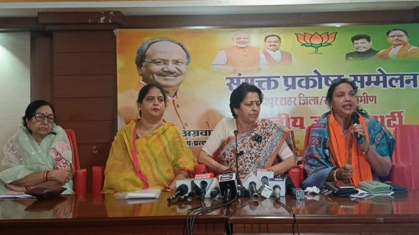 कांग्रेस का दामन छोड़ BJP में शामिल हुई नेत्रियों ने की प्रेस वार्ता, कहा- &rdquo;कांग्रेस की घोषणाएं महिलाओं के साथ भद्दा मजाक, हमें केवल वोट बैंक के तौर पर किया जाता है इस्तेमाल&rdquo;