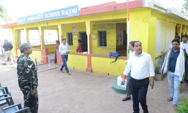 कलेक्टर सिंह ने किया आरंग विधानसभा के मतदान केंद्र और एसएसटी पाइंट का निरीक्षण