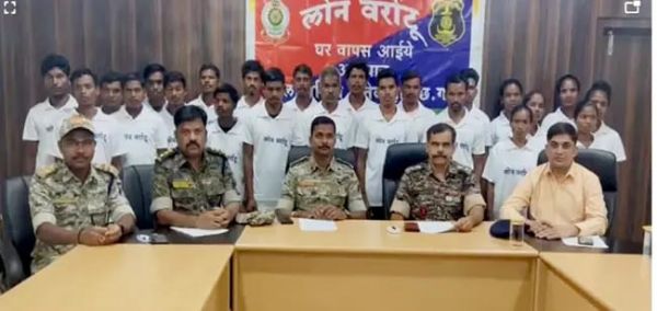 23 माओवादियों ने किया आत्मसमर्पण