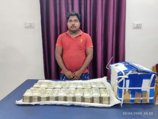 चुनाव के बीच रायपुर पुलिस की बड़ी कार्रवाई, चेकिंग के दौरान ओडिशा की पिकअप से 50 लाख कैश बरामद