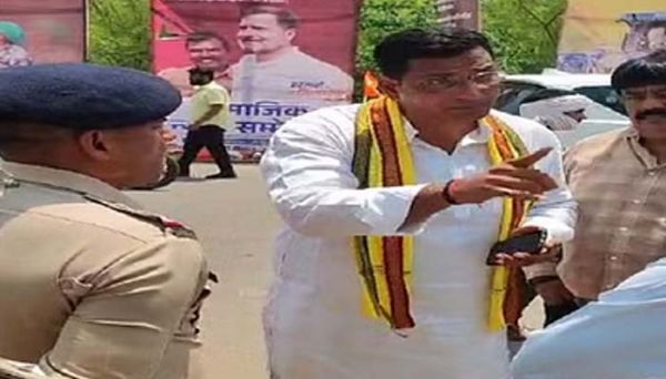 प्रशासन और कांग्रेस प्रत्याशी देवेंद्र यादव के बीच कहासुनी के बाद FIR दर्ज