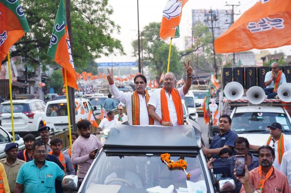 बृजमोहन अग्रवाल ने आज रायपुर पश्चिम विधानसभा क्षेत्र में रोड शो कर जनता से भाजपा के पक्ष में वोट करने की अपील