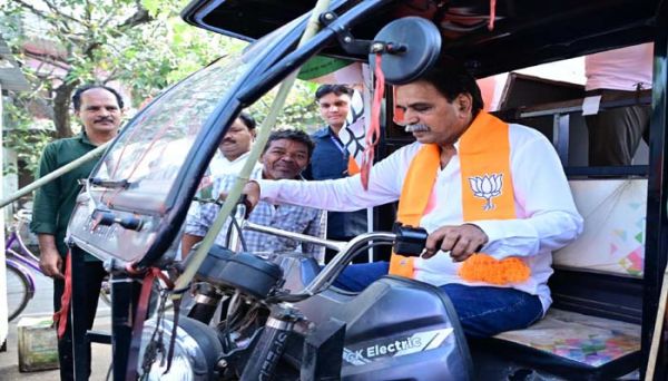 विधायक राजेश मूणत ने चलाया ऑटो रिक्शा, जनता से मांगे बृजमोहन के लिए वोट