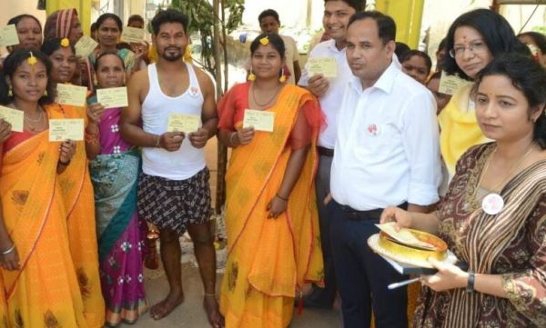 विवाह मंडप में चल रही थी हल्दी रस्म डॉ. गौरव सिंह पहुंचे कलेक्टर की पाती लेकर