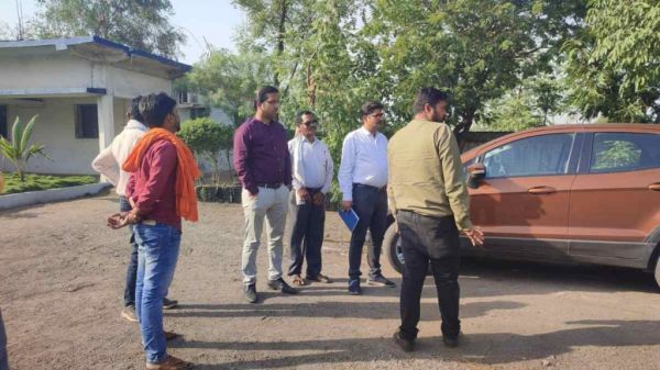 एक्शन मोड में कलेक्टर : ग्रामीणों को आश्वस्त कर की जांच टीम गठित, अनिमेष इस्पात स्पंज आयरन प्लांट पहुंचे अधिकारी