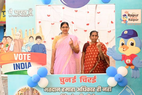 मुख्य निर्वाचन पदाधिकारी रीना बाबासाहेब कंगाले ने किया मतदान