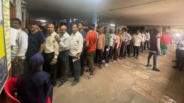 वोटिंग शुरू होते ही खराब हुई मशीन, लाइन में लगे वोटर हो रहे परेशान