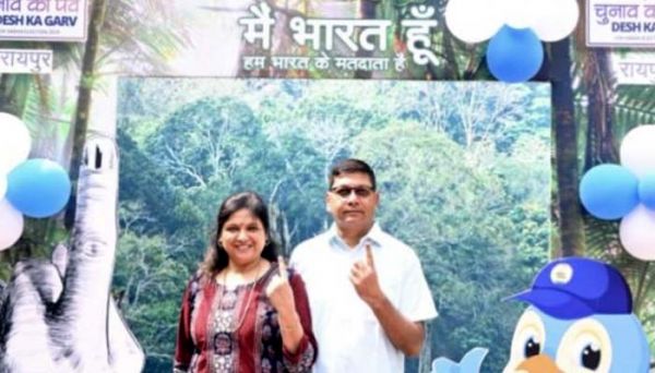 मुख्य सचिव अमिताभ जैन ने अपनी धर्मपत्नी के साथ किया मतदान