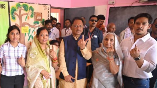 सीएम साय ने गृहग्राम बगिया में सपरिवार मतदान किया