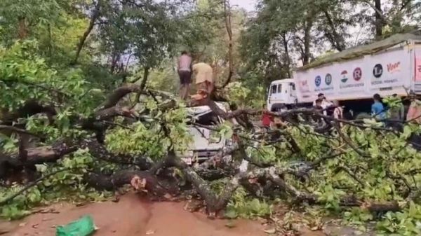 बेमौसम बरसात और तेज आंधी-तूफान से अस्त-व्यस्त हुई आम जिंदगी&hellip;