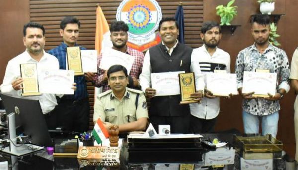 सड़क दुर्घटना में राहगीरों के जान बचाने वालों का सम्मान, एसएसपी ने किया सम्मान