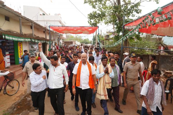 कांटाबांजी के ग्रामीण इलाकों में घर-घर जाकर मांगे वोट, शिक्षा के विकास के लिए भाजपा को जिताने की अपील