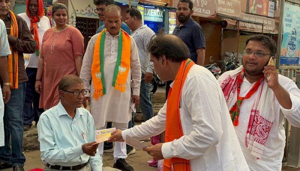 भाजपा के पैम्पलेट बांटते नजर आये छत्तीसगढ़ के पूर्व मंत्री राजेश मूणत