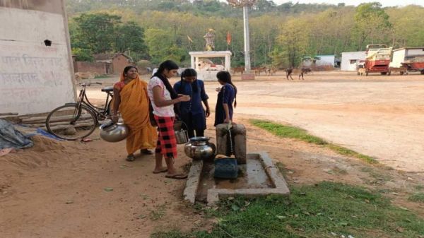 महासमुंद में भीषण गर्मी से बढ़ी शुद्धपेय जल की समस्या, 800 आबादी के गांव में केवल एक बोर