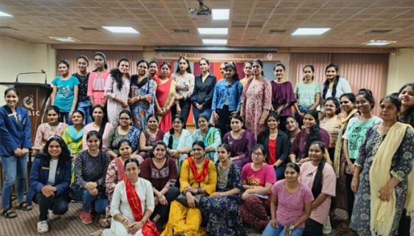 मैक सॉलिटेयर में महिलाओं ने सिखा योगा एवं मेकअप