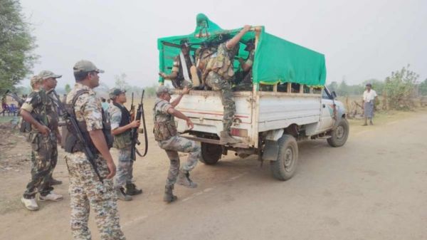 कवर्धा हादसे के बाद मालवाहकों पर सवारी ढुलाने पर हो रही कार्रवाई, इधर सुरक्षा बलों के जवान उसी गाड़ी से कर रहे ड्यूटी