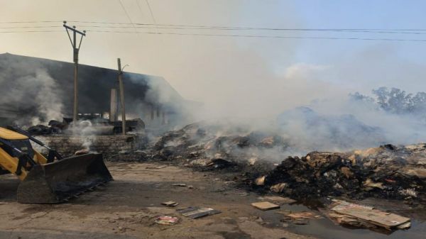 पेपर फैक्टी में लगी भीषण आग: करोड़ों का माल जलकर खाक, आग पर काबू पाने जुटी फायर ब्रिगेड की टीम