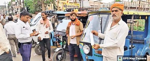 ट्रैफिक पुलिस ने दिखाई सख्&zwj;ती, चौराहों पर नो पार्किंग में खड़े 248 आटो चालकों का कटा चालान