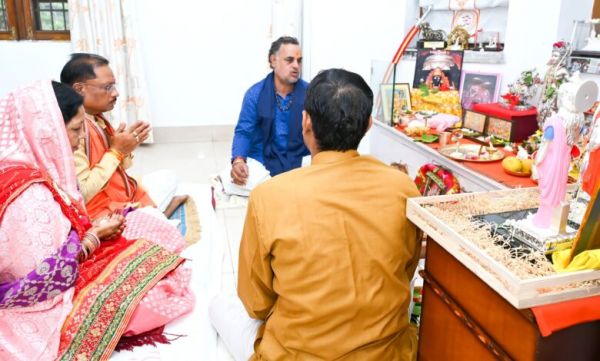 वैवाहिक वर्षगांठ पर सीएम साय ने मुख्यमंत्री निवास में की सपत्नीक पूजा-अर्चना, इष्टदेव से लिया आशीर्वाद